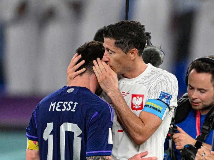 DOHA, QATAR - NOVEMBER 30: Lionel Messi (10) of Argentina, Robert Lewandowski (9) of Poland greet each other during the FIFA World Cup Qatar 2022 Group C match between Poland and Argentina at Stadium 974 on November 30, 2022 in Doha, Qatar. (Photo by Salih Zeki Fazlioglu/Anadolu Agency via Getty Images)