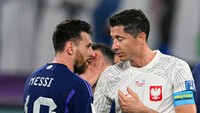 Sementara itu Messi justru tidak mau mengungkap isi bisik-bisiknya dengan Lewandowski. Foto: Anadolu Agency via Getty Images/Anadolu Agency