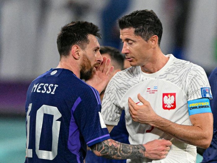 DOHA, QATAR - NOVEMBER 30: Lionel Messi (10) of Argentina, Robert Lewandowski (9) of Poland greet each other during the FIFA World Cup Qatar 2022 Group C match between Poland and Argentina at Stadium 974 on November 30, 2022 in Doha, Qatar. (Photo by Salih Zeki Fazlioglu/Anadolu Agency via Getty Images)