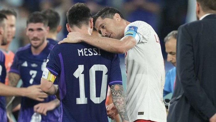 DOHA, QATAR - NOVEMBER 30: Robert Lewandowski of Poland greets Cristian Romero (R) of Argentina during the FIFA World Cup Qatar 2022 Group C match between Poland and Argentina at Stadium 974 on November 30, 2022 in Doha, Qatar. (Photo by Fareed Kotb/Anadolu Agency via Getty Images)