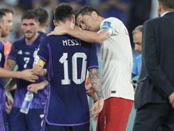 Saat peluit akhir berbunyi, Polandia-nya Lewandowski kalah 0-2 dari Argentina yang dibela Messi. Foto: Anadolu Agency via Getty Images/Anadolu Agency