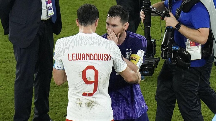 Polands Robert Lewandowski, left, interacts with Argentinas Lionel Messi at the end of the World Cup group C soccer match between Poland and Argentina at the Stadium 974 in Doha, Qatar, Wednesday, Nov. 30, 2022. (AP Photo/Hassan Ammar)