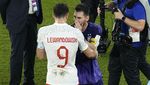 Momen Bisik-bisik Lewandowski dan Messi