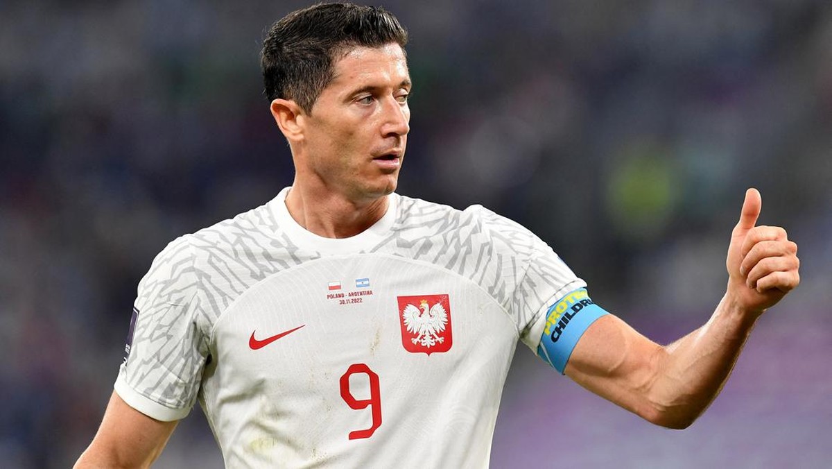 Striker Polandia Robert Lewandowski main jelek melawan Argentina. Foto: REUTERS/JENNIFER LORENZINI