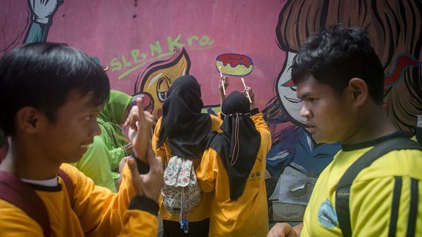 Sambut Hari Disabilitas Internasional, Pelajar SLB Belajar Bikin Mural