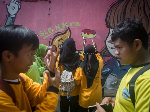 Sambut Hari Disabilitas Internasional, Pelajar SLB Belajar Bikin Mural