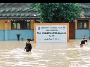 Kali Kening Tuban Meluap Hingga Banjiri Sekolah, Siswa Diliburkan