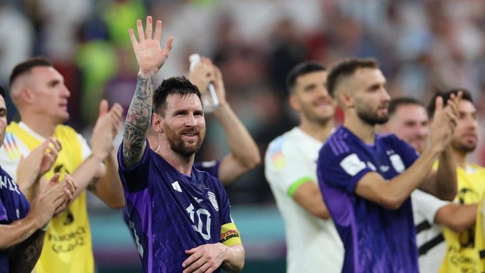 Selamat! Messi cs Lolos ke 16 Besar Piala Dunia 2022 Soccer Football - FIFA World Cup Qatar 2022 - Group C - Poland v Argentina - Stadium 974, Doha, Qatar - December 1, 2022
Argentina's Lionel Messi applauds fans after the match as Argentina qualify for the knockout stages REUTERS/Pedro Nunes