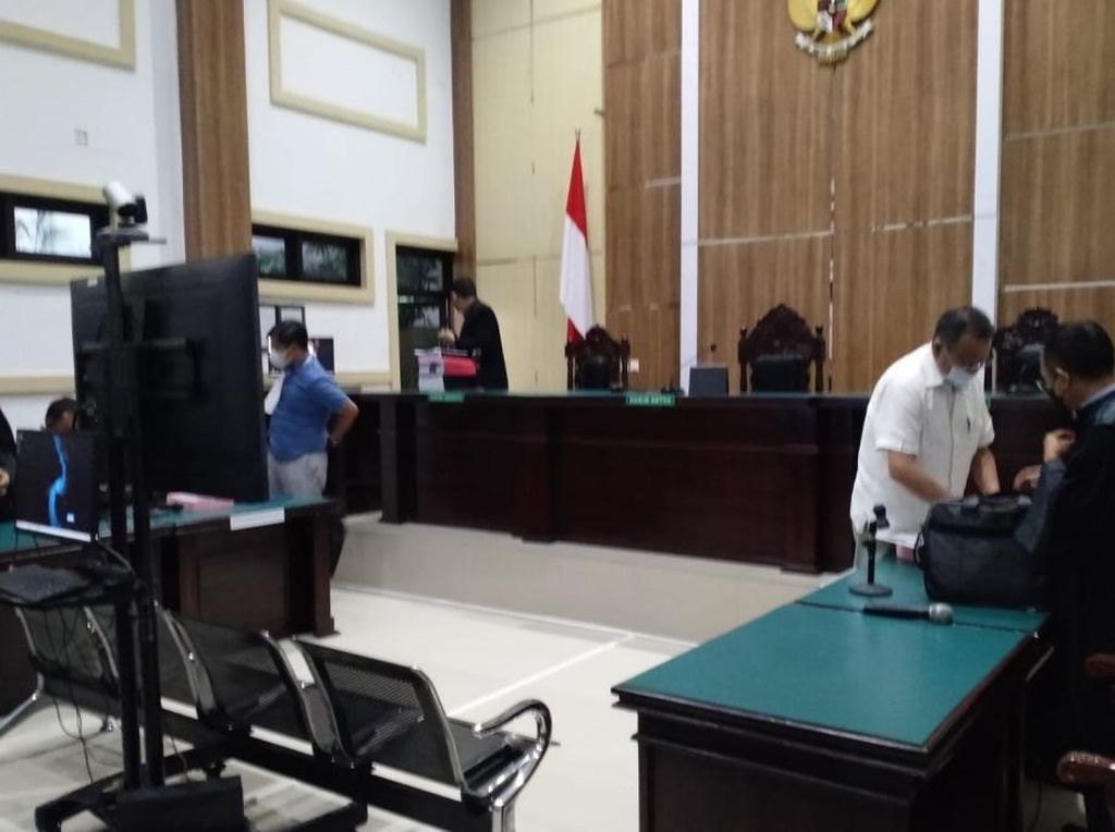 Terdakwa Tambang Ilegal Pasuruan Dituntut 5 Tahun Penjara-Denda Rp 75 M Terdakwa Tambang Ilegal Pasuruan Dituntut 5 Tahun Penjara-Denda Rp 75 M