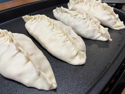 So Sweet! Pria Ini Bikin Gyoza Jumbo untuk Istrinya yang Lelah Bekerja