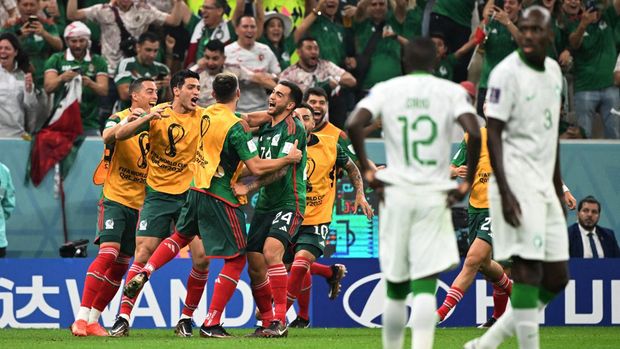 Soccer Football - FIFA World Cup Qatar 2022 - Group C - Saudi Arabia v Mexico - Lusail Stadium, Lusail, Qatar - November 30, 2022 Mexico's Luis Chavez celebrates scoring their second goal with teammates REUTERS/Alberto Lingria