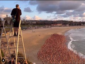 Gokil! Fotografer Sukses Potret 2.500 Orang Telanjang di Pantai