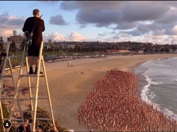 Gokil! Fotografer Sukses Potret 2.500 Orang Telanjang di Pantai