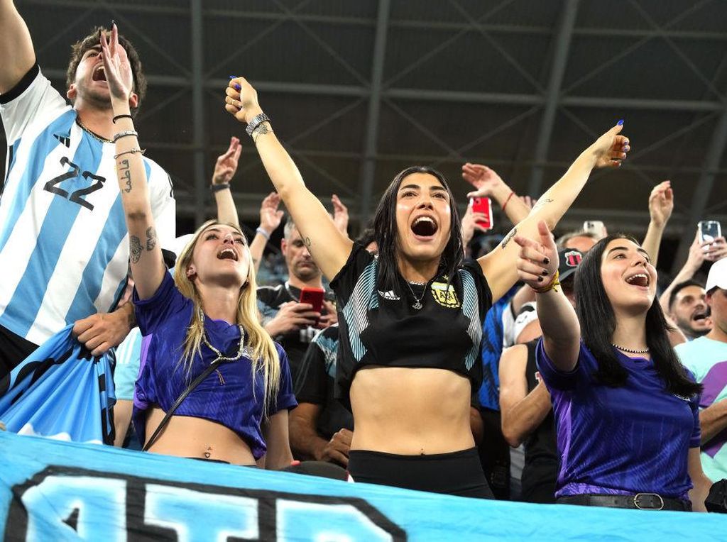 Dikaitkan Selebrasi Pamer Payudara Fans Argentina, Apa Itu Ekshibisionisme?