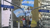 Bukan hanya yang hadir di stadion, suporter Argentina yang ada di Buenos Aires juga turut meluapkan kegembiraannya. Penggemar sepak bola Argentina merayakan kemenangan tim mereka melawan Polandia di Piala Dunia, dekat Obelisk di Buenos Aires, Argentina. AP/Gustavo Garello  
