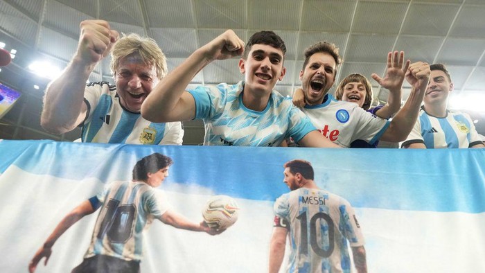 Suka Cita Suporter Argentina Usai Messi Cs Lolos 16 Besar Piala Dunia DOHA, QATAR - NOVEMBER 30: Fans are seen during the FIFA World Cup Qatar 2022 Group C match between Poland and Argentina at Stadium 974 on November 30, 2022 in Doha, Qatar. (Photo by Fareed Kotb/Anadolu Agency via Getty Images)