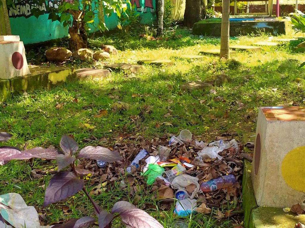 Kondisi Memprihatikan Taman Bermain Anak di Dompu, Kotor-Penuh Sampah