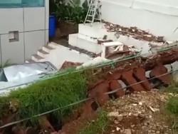 Tembok Roboh Timpa 4 Mobil di Bintaro Tangsel