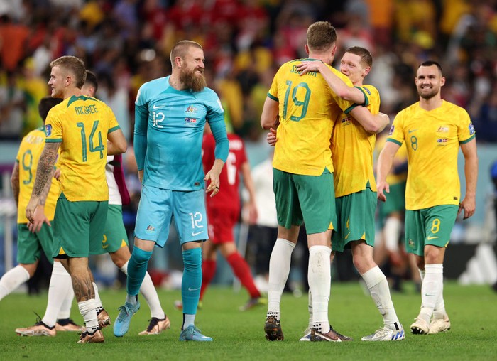 Timnas Australia AL WAKRAH, QATAR - NOVEMBER 30: Australia players celebrate their 1-0 victory in during the FIFA World Cup Qatar 2022 Group D match between Australia and Denmark at Al Janoub Stadium on November 30, 2022 in Al Wakrah, Qatar. (Photo by Dean Mouhtaropoulos/Getty Images)