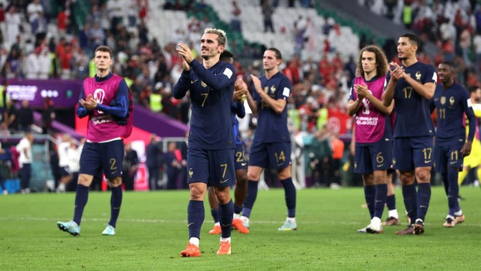 AL RAYYAN, QATAR - NOVEMBER 30: Antoine Griezmann of France applauds fans after the 0-1 loss during the FIFA World Cup Qatar 2022 Group D match between Tunisia and France at Education City Stadium on November 30, 2022 in Al Rayyan, Qatar. (Photo by Elsa/Getty Images)