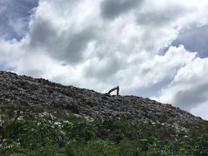 Warga Dusun Bongor Tolak Truk Sampah Menuju TPA Kebon Kongok Warga Dusun Bongor Tolak Truk Sampah Menuju TPA Kebon Kongok