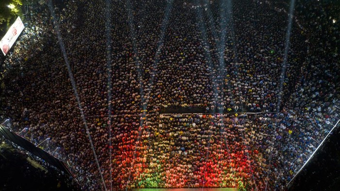 DHAKA, BANGLADESH - 2022/12/01: (EDITORS NOTE: Image taken with a drone)-Bangladeshi football lovers watching the FIFA world cup 2022 Qatar match between Argentina and Poland on a big screen at Mohsin hall field in the Dhaka University area. (Photo by K M Asad/LightRocket via Getty Images)