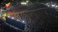 Mereka menyaksikan pertandingan antara Argentina dan Polandia melalui siaran yang ditayangkan lewat layar lebar.