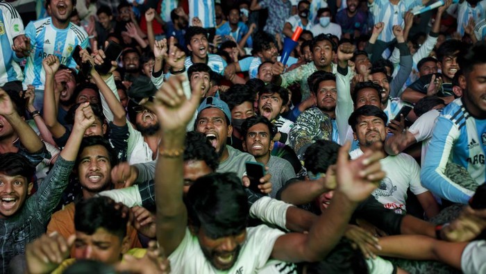 Tumpah Ruah Warga Bangladesh Nobar Argentina Vs Polandia DHAKA, BANGLADESH - 2022/12/01: (EDITORS NOTE: Image taken with a drone)-Bangladeshi football lovers watching the FIFA world cup 2022 Qatar match between Argentina and Poland on a big screen at Mohsin hall field in the Dhaka University area. (Photo by K M Asad/LightRocket via Getty Images)