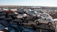 Tumpukan Mobil dan Ban Bekas Cemari Gurun Atacama Chile