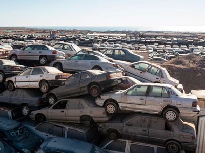 Tumpukan Mobil dan Ban Bekas Cemari Gurun Atacama Chile