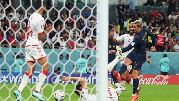 AL RAYYAN, QATAR - NOVEMBER 30: Antoine Griezmann of France scores a late goal during the FIFA World Cup Qatar 2022 Group D match between Tunisia and France at Education City Stadium on November 30, 2022 in Al Rayyan, Qatar. (Photo by Marc Atkins/Getty Images)
