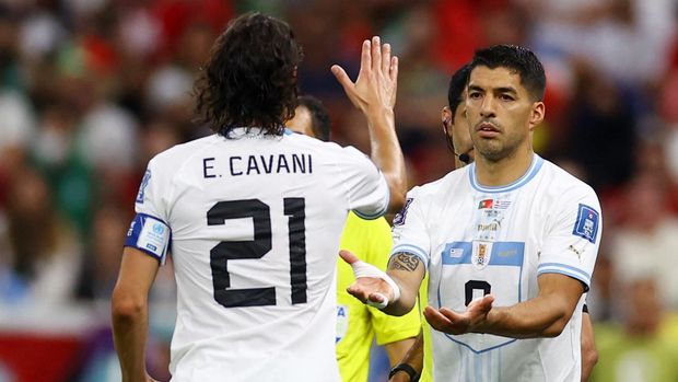 Soccer Football - FIFA World Cup Qatar 2022 - Group H - Portugal v Uruguay - Lusail Stadium, Lusail, Qatar - November 28, 2022  Uruguay's Luis Suarez comes on as a substitute to replace Edinson Cavani REUTERS/Kai Pfaffenbach