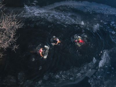 Warga China Santai Berenang di Danau Es, Kok Tahan ya?