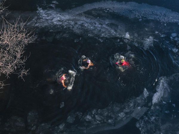 Warga China Santai Berenang di Danau Es, Kok Tahan ya?