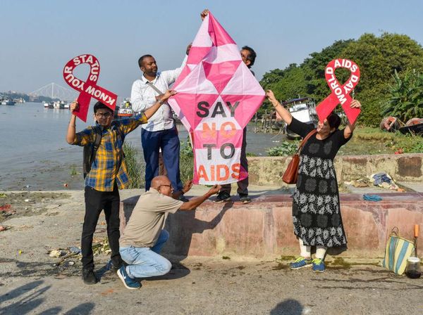 Warga Kolkata Terbangkan Balon Udara untuk Peringati Hari AIDS