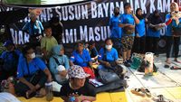 Warga Kebon Bayam Bikin Tenda dan Nyanyi-nyanyi di Balai Kota