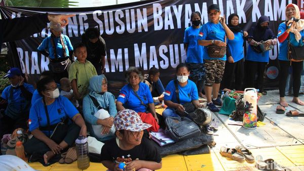 Warga Kebon Bayam Bikin Tenda dan Nyanyi-nyanyi di Balai Kota