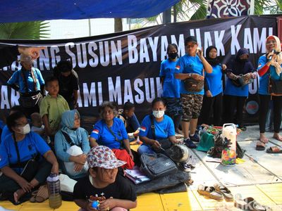 Warga Kebon Bayam Bikin Tenda dan Nyanyi-nyanyi di Balai Kota