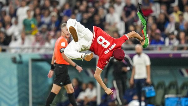 Suporter Salto di Lapangan Bawa Bendera Palestina