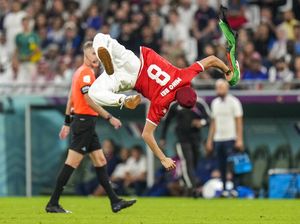 Suporter Salto di Lapangan Bawa Bendera Palestina