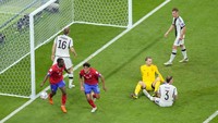 Di babak kedua, Kosta Rika bangkit dan menyamakan kedudukan di menit ke-58. Lewat sebuah serangan, sundulan Kendall Waston yang berhasil diblok Neuer, namun bola liar berhasil disambar Yeltsin Tejeda untuk menjebol gawang Jerman.