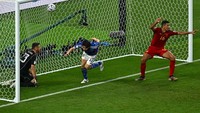 Mereka yang menilai VAR sudah tepat beralasan angle kamera televisi hanya kurang memperlihatkan detail bola Jepang yang memang belum meninggalkan lapangan permainan. Sebagian lain yang merasa keputusan VAR kurang tepat menggunakan tangkapan layar bahwa bola Jepang memang sudah keluar. Namun pada akhirnya, gol Jepang yang berbau kontroversi itu tetap disahkan. Jepang menang 2-1 atas Spanyol. Getty Images  