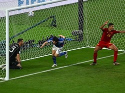 Tiga menit berselang, Jepang berbalik unggul. Ao Tanaka menjebol gawang Spanyol lewat sebuah sontekan usai menerima umpan Kaoru Mitoma. Gol ini kontroversial karena posisi bola seperti sudah keluar lapangan sebelum ditendang Mitoma.