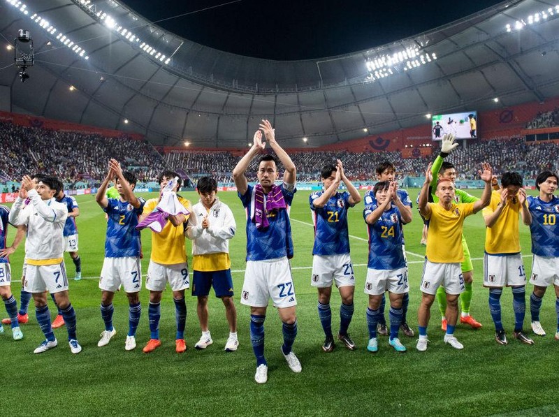 DOHA, QATAR - DECEMBER 01: Japan players celebrate on the final whistle during the FIFA World Cup Qatar 2022 Group E match between Japan and Spain at Khalifa International Stadium on December 01, 2022 in Doha, Qatar. (Photo by Alex Livesey - Danehouse/Getty Images)