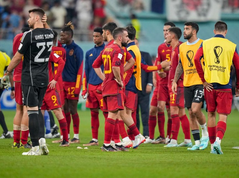 DOHA, QATAR - DECEMBER 01: Japan players celebrate on the final whistle during the FIFA World Cup Qatar 2022 Group E match between Japan and Spain at Khalifa International Stadium on December 01, 2022 in Doha, Qatar. (Photo by Alex Livesey - Danehouse/Getty Images)