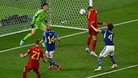 Bermain di Khalifa International Stadium, Jumat (2/12) dini hari WIB, Spanyol unggul lebih dulu di menit ke-11. Alvaro Morata membuka keunggulan lewat sundulan usai memanfaatkan umpan silang Cesar Azpilicueta. Skor 1-0 bertahan hingga jeda.