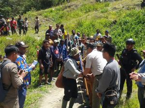 Pengungsi Beranikan Diri Pulang ke Kiwirok Meski Dihantui Serangan KKB Pengungsi Beranikan Diri Pulang ke Kiwirok Meski Dihantui Serangan KKB