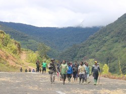 TNI-Polri Jamin Keamanan 20 Pengungsi Korban KKB yang Kembali ke Kiwirok