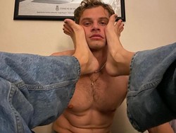 Profil Aidan Scott, Pemeran Helmeppo di One Piece Live Action Netflix