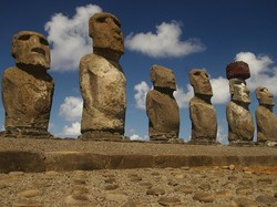 Patung Moai Raksasa Ditemukan di Dasar Danau Kering